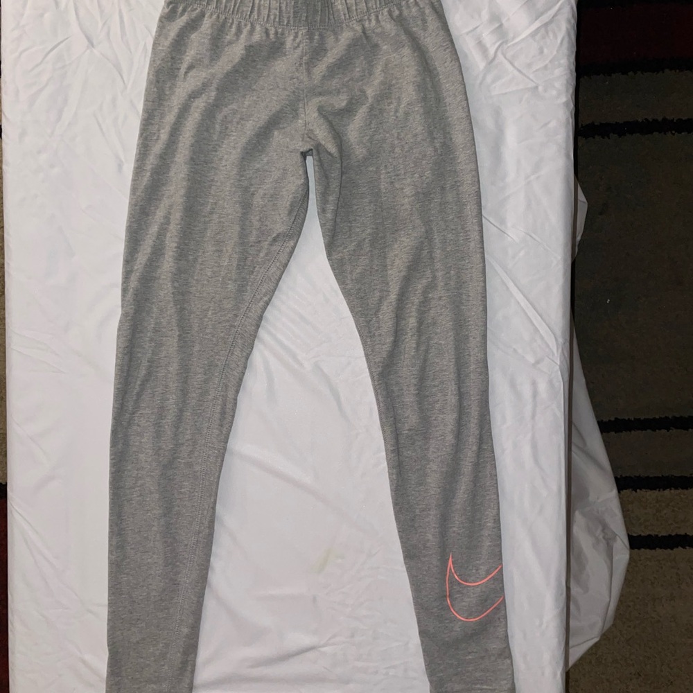 Nike Women’s Size Small Heather Gray Leggings 25” Leg Pink Swoosh Design